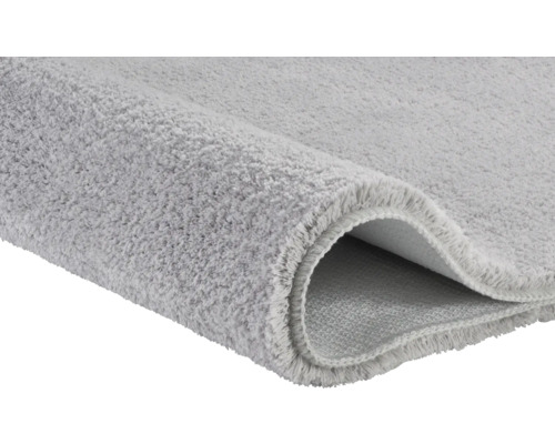 Teppich mit weicher Oberfläche, teilweise aufgerollt