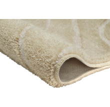 Detailaufnahme eines beigen Teppichs mit Flor