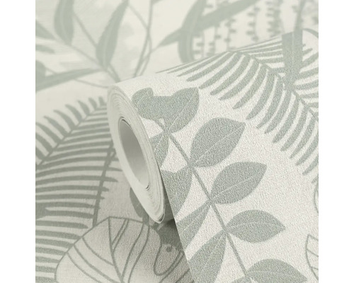 Un rouleau de papier peint à motif de feuilles.