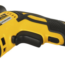 Detailansicht einer Bohrmaschine mit schwarzem Griff und gelbem Gehäuse