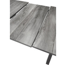 Vue détaillée d'un plateau de table de jardin avec une structure en bois