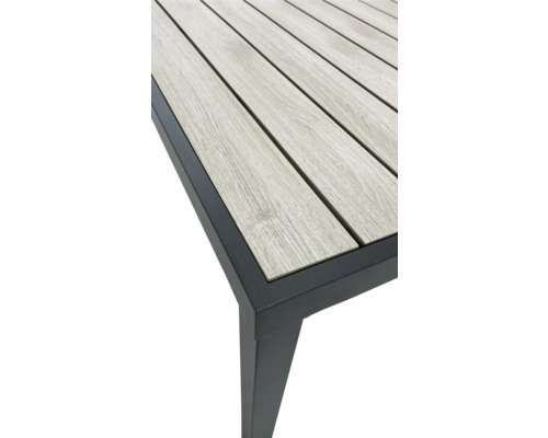 Detailansicht eines Gartentisches mit Holzlatten und Metallrahmen