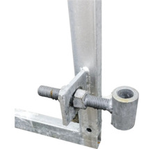 Detailansicht eines Metallpfostens mit Schraube und Öse