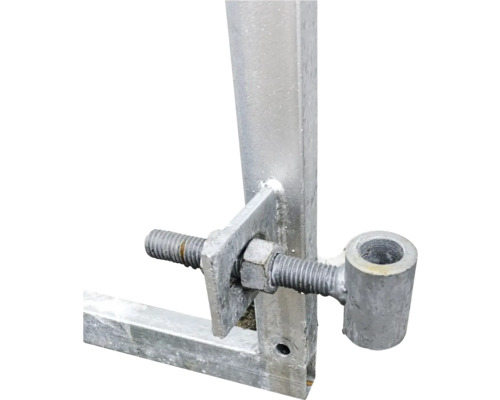 Detailansicht eines Metallpfostens mit Schraube und Öse