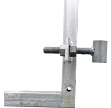 Detailaufnahme einer Gerüstverbindung mit Schraube und Mutter