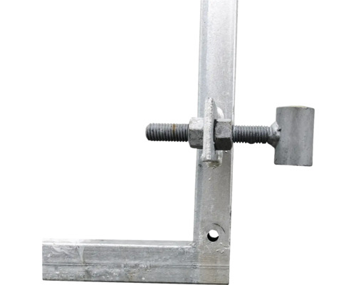 Detailaufnahme einer Gerüstverbindung mit Schraube und Mutter