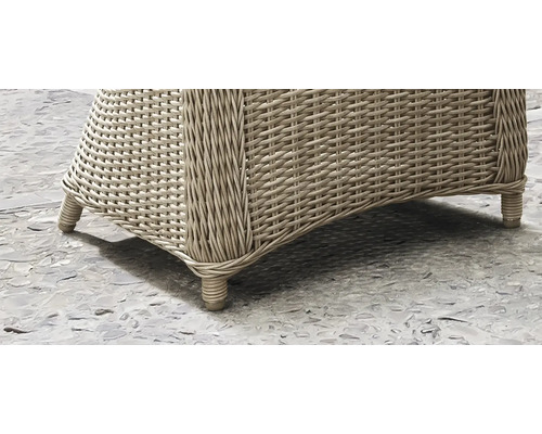 Vue détaillée d'un meuble de jardin tressé avec pieds.