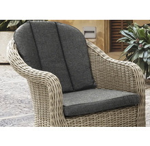 Fauteuil en osier avec coussins gris pour l'extérieur.
