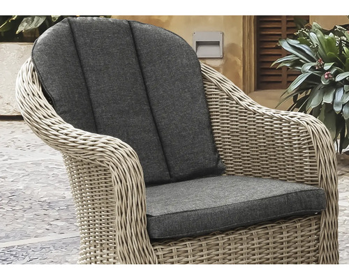 Fauteuil en osier avec coussins gris pour l'extérieur.