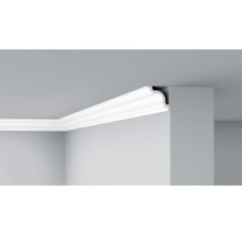 Vue en angle d'une moulure décorative sur un mur et un plafond