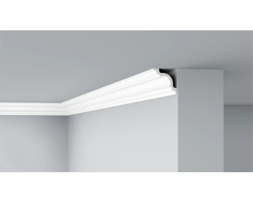 Vue en angle d'une moulure décorative sur un mur et un plafond