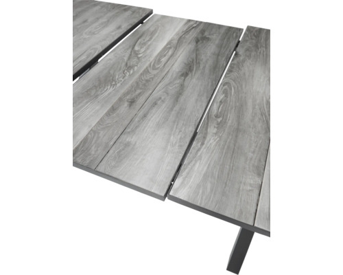 Vue détaillée d'un plateau de table de jardin avec une structure en bois