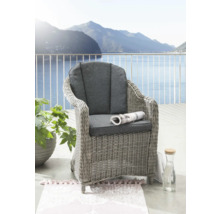 Fauteuil tressé avec coussin et journal roulé sur un balcon avec vue sur le lac