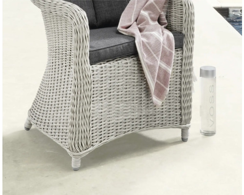 Gartensessel aus Rattan mit Sitzkissen und Handtuch