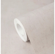 Strukturierte Vliestapete auf einer Rolle mit feinem, vertikalem Muster in Beige.