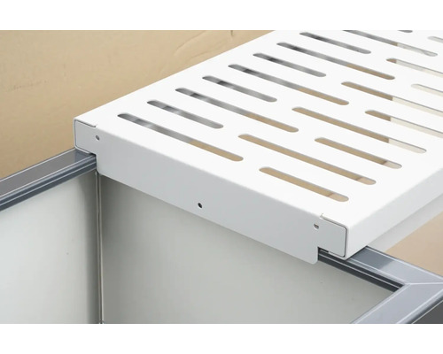 Spülenunterschrank mit Auszug und weißem Einhängekorb