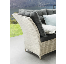 Vue détaillée d'une chaise en rotin avec des coussins gris et vue sur un paysage pittoresque.