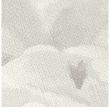Gros plan de papier peint intissé avec structure en lin et motif aquarelle nuageux gris et blanc.