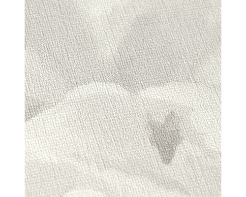 Gros plan de papier peint intissé avec structure en lin et motif aquarelle nuageux gris et blanc.