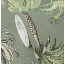 Rouleau de papier peint avec motif tropical de palmiers et grandes feuilles sur surface texturée.