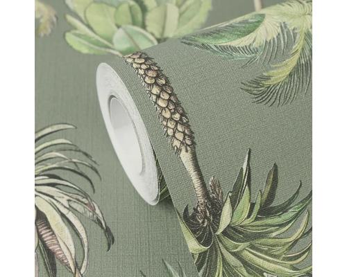 Rouleau de papier peint avec motif tropical de palmiers et grandes feuilles sur surface texturée.