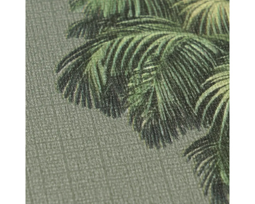 Gros plan d'un papier peint intissé avec un motif de feuilles de palmier et une structure de lin fine.