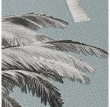 Détail d'un papier peint bleu avec motif de feuilles de palmier et surface structurée.