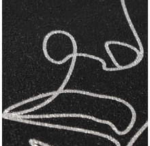 Detail einer strukturierten Tapete mit abstraktem, metallischem Linienmuster.