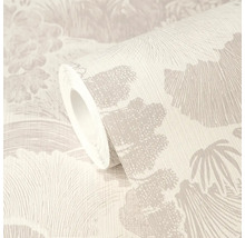 Rouleau de papier peint a motif naturel de feuilles et plantes, surface structuree avec de fines lignes verticales, tons beiges.