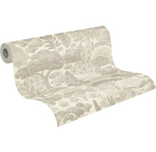 Papier peint beige partiellement déroulé avec motif de forêt et illustrations botaniques d'arbres et de plantes.