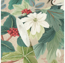 Gros plan d'un rouleau de papier peint avec un motif botanique composé de fleurs blanches, de feuilles vertes et de baies rouges.