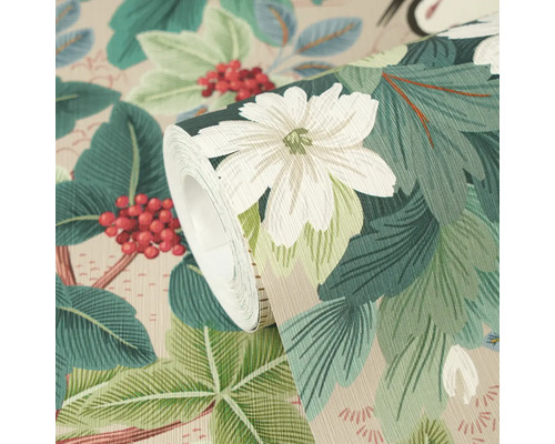 Gros plan d'un rouleau de papier peint avec un motif botanique composé de fleurs blanches, de feuilles vertes et de baies rouges.