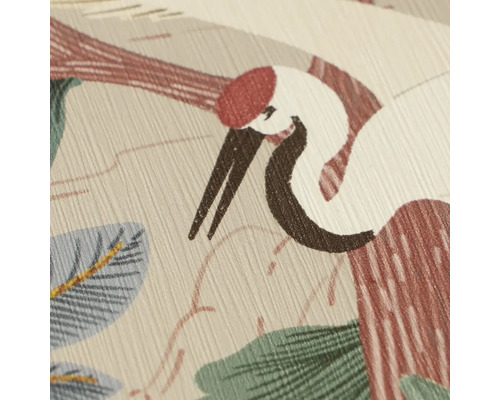 Gros plan d'un papier peint intissé avec un motif de grue et des plantes à l'aspect structuré.