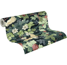 Papier peint intissé avec motif botanique composé de feuilles, de fleurs et de grues en plein vol.