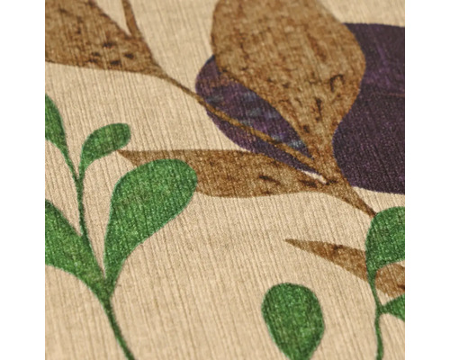 Nahaufnahme einer strukturierten Vliestapete mit botanischem Print aus Blättern und floralen Elementen.