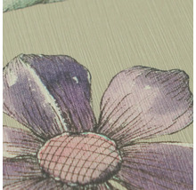 Vue détaillée d'un papier peint avec motif floral et structure de surface verticale fine.