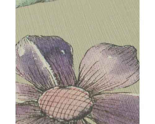 Vue détaillée d'un papier peint avec motif floral et structure de surface verticale fine.