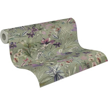 Rouleau de papier peint avec motif botanique de fleurs, feuilles et papillons.