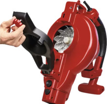 Aspirateur de feuilles rouge avec boîtier ouvert pour voir le ventilateur.