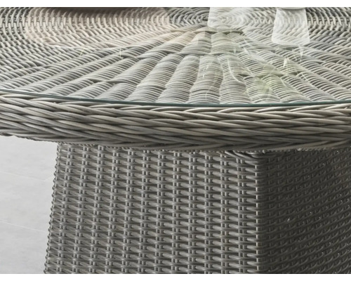 Detailansicht eines Rattantisches mit Glasplatte