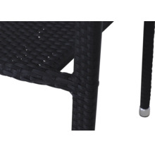 Gros plan d'une chaise de jardin en résine tressée noire montrant la structure du tissage et le pied.