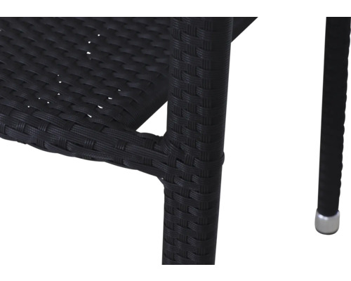 Gros plan d'une chaise de jardin en résine tressée noire montrant la structure du tissage et le pied.