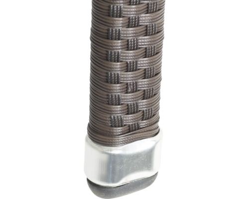 Gros plan d'un pied de meuble avec un tressage en polyrotin marron, un embout en métal argenté et un patin noir.