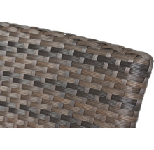 Gros plan d'une vannerie en polyrotin pour mobilier de jardin.