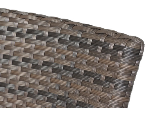 Gros plan d'une vannerie en polyrotin pour mobilier de jardin.