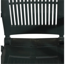 Vue détaillée de la chaise pliante de jardin en plastique vert foncé avec dossier à lattes.