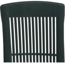 Dossier d'une chaise de jardin en plastique avec des lattes verticales.