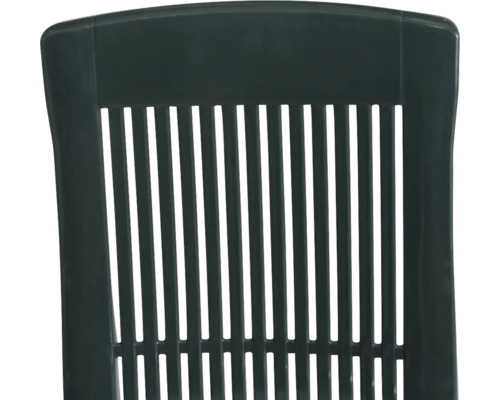 Dossier d'une chaise de jardin en plastique avec des lattes verticales.