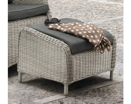 Tabouret d'extérieur tressé avec coussin, écharpe et lunettes de soleil