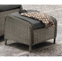 Tabouret tressé avec coussin, lunettes de soleil et foulard